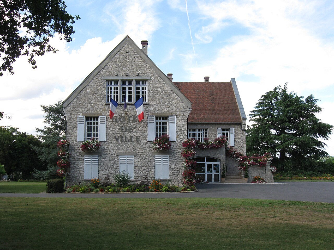 Saint-Pierre-lès-Nemours (77140), Seine-et-Marne — la boucherie Le Bœuf Tricolore de Saint-Pierre-lès-Nemours